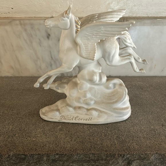A Pegasus By David Cornell Porcelain Figure - Picture 1 of 5